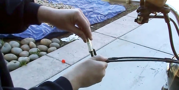 Una forma de lubricar el cable sin quitarlo