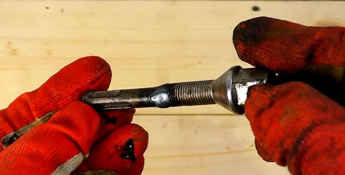 Un trepant de martell és un assistent indispensable en la reparació de cotxes.