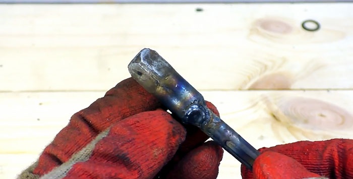 Ein Bohrhammer ist ein unverzichtbarer Helfer bei der Autoreparatur.