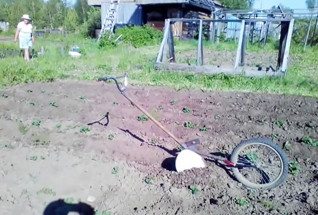 Πώς να φτιάξετε ένα χειροκίνητο λόφο πατάτας από ένα παλιό ποδήλατο