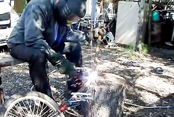Hvordan lage en manuell potethiller fra en gammel sykkel