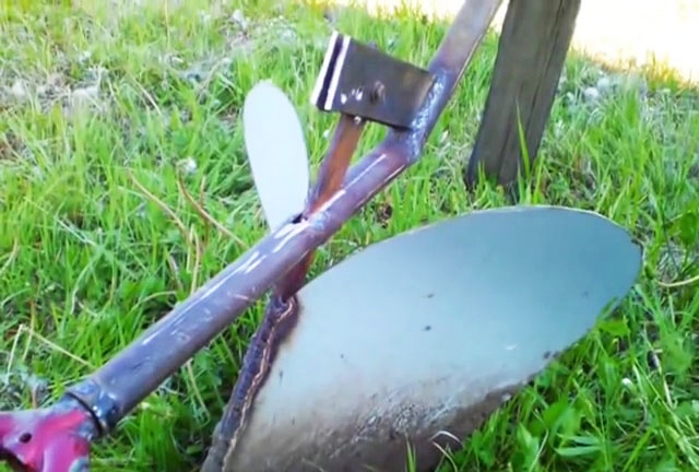 Hoe je een handmatige aardappelheuvelmachine maakt van een oude fiets