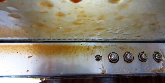 Ako sa zbaviť zažratých stôp mastnoty na kuchynskom digestore za 5 minút