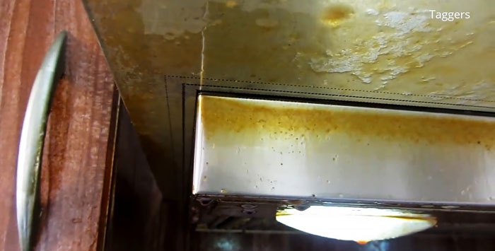 Cách loại bỏ vết dầu mỡ cứng đầu trên máy hút mùi trong 5 phút