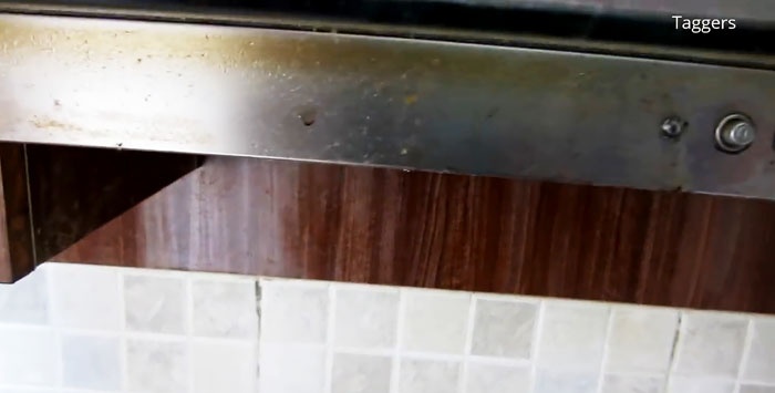Hvordan bli kvitt gjenstridige spor av fett på en kjøkkenhette på 5 minutter