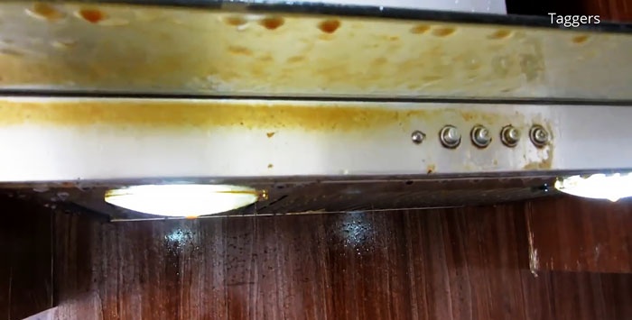 Jak se zbavit zažraných stop mastnoty na kuchyňské digestoři za 5 minut