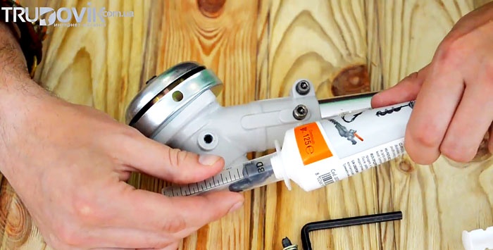 How to lubricate the gearbox of a brush cutter in a simple way
