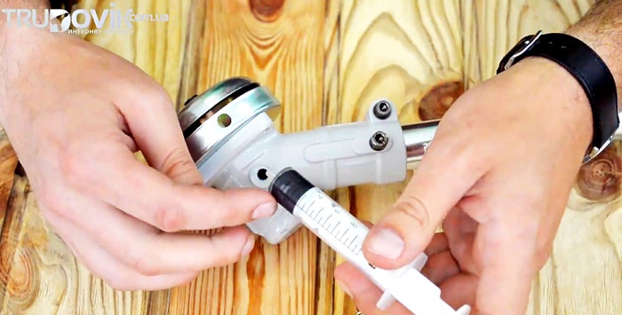 Paano mag-lubricate ang gearbox ng isang brush cutter sa isang simpleng paraan
