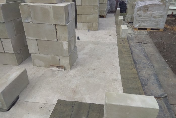 Construction of walls from foam blocks