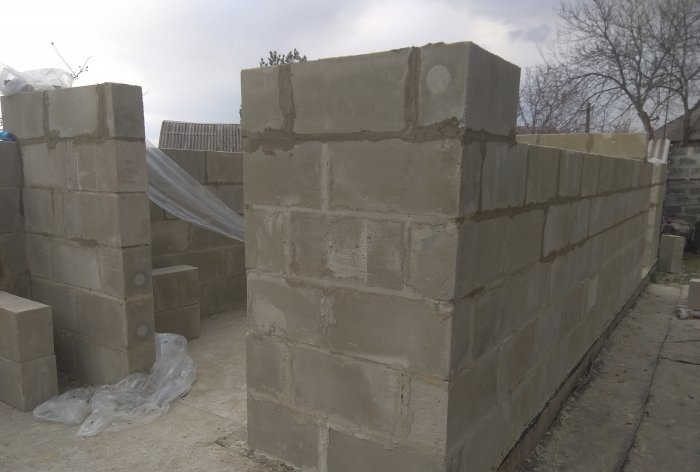 Construcció de parets a partir de blocs d'escuma