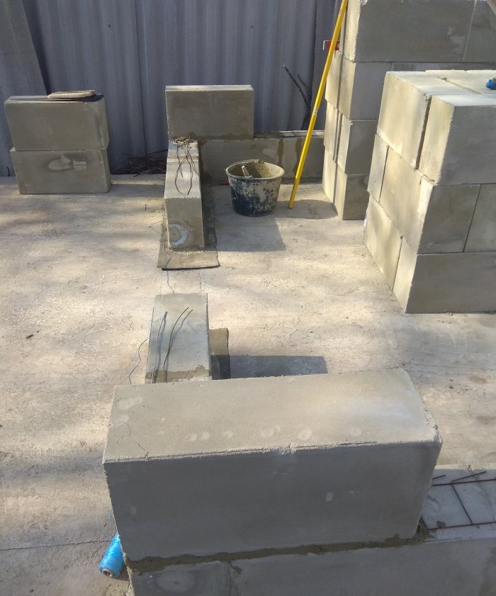 Construcción de paredes a partir de bloques de espuma.
