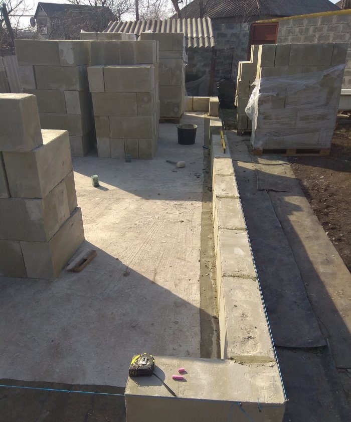 Construction of walls from foam blocks
