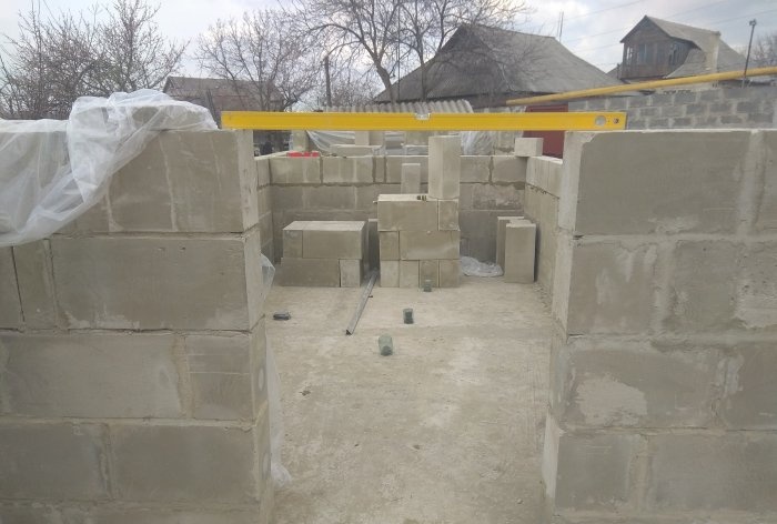 Construction of walls from foam blocks