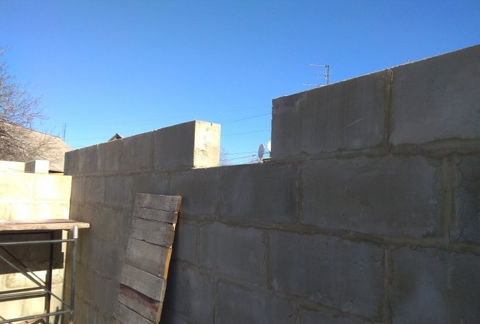 Pembinaan dinding dari blok buih