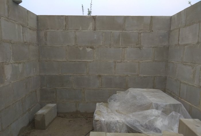 Construcción de paredes a partir de bloques de espuma.