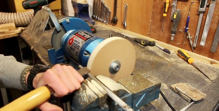 Usamos un disco de madera para afilar cuchillos rápidamente.