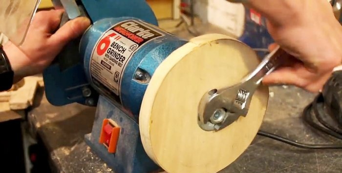 Usamos um disco de madeira para afiar facas rapidamente