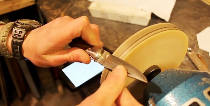 We use a wooden disc to quickly sharpen knives