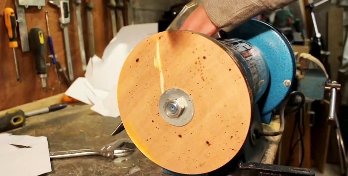 За брзо оштрење ножева користимо дрвени диск