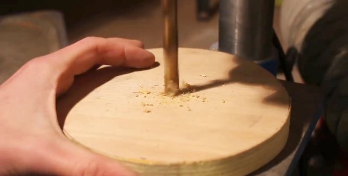 Zum schnellen Schärfen von Messern verwenden wir eine Holzscheibe