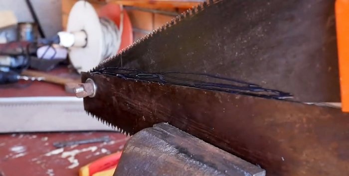 Metallskärare gjord av gamla bågfilar av trä