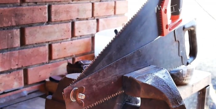 Metalo pjaustytuvas, pagamintas iš senų medžio pjūklų
