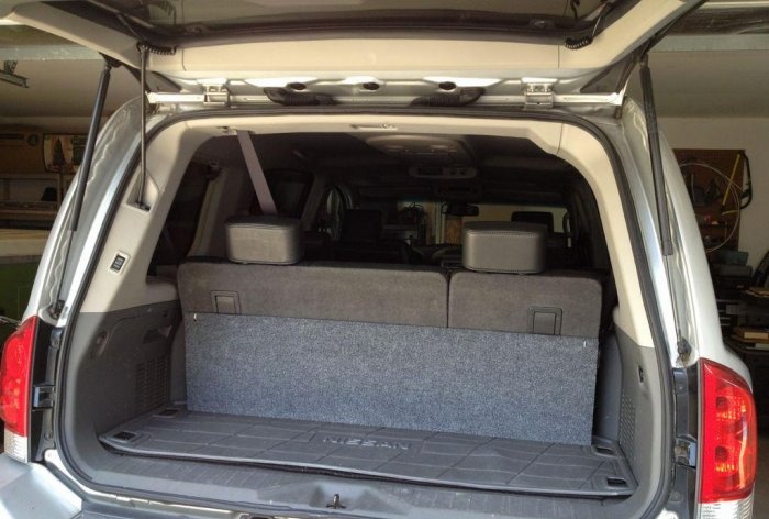 Praktisk sammenleggbar hylle i bagasjerommet på en bil