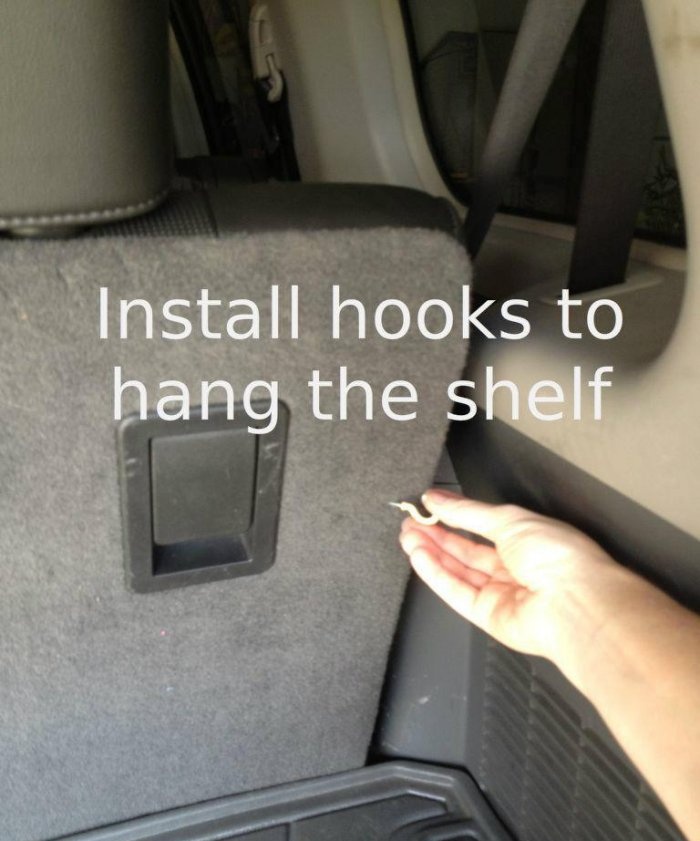 Praktisk sammenleggbar hylle i bagasjerommet på en bil