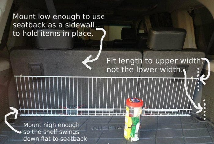 Handig opklapbaar plankje in de kofferbak van een auto