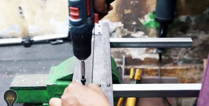 Hoe maak je een plaatbuiger van een hoek en deurscharnieren