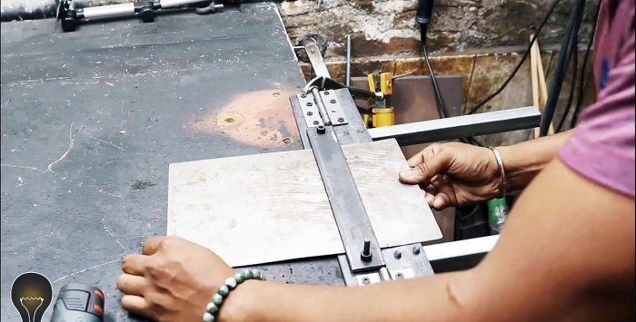 Πώς να φτιάξετε ένα λυγιστή φύλλων από μια γωνία και μεντεσέδες πόρτας