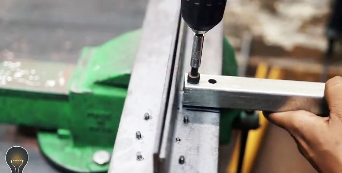 Hoe maak je een plaatbuiger van een hoek en deurscharnieren