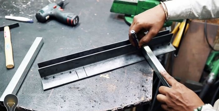Comment fabriquer une cintreuse de tôles à partir d'un coin et de charnières de porte