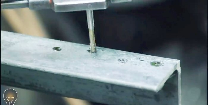 Kako napraviti savijačicu lima od ugla i šarki za vrata