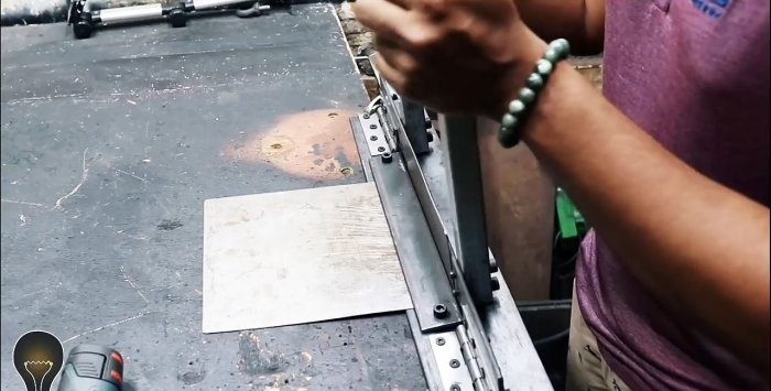 Ako vyrobiť ohýbačku plechu z rohu a pántov dverí