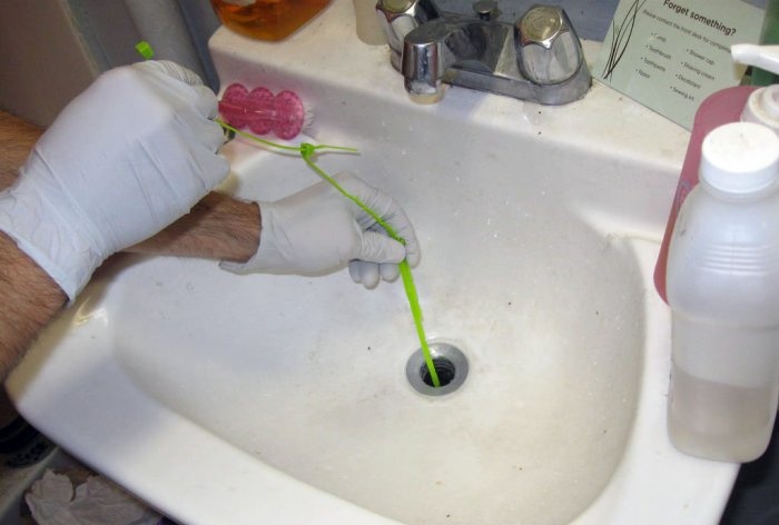 Limpieza de desagües de lavabos y bañeras con bridas de nailon.