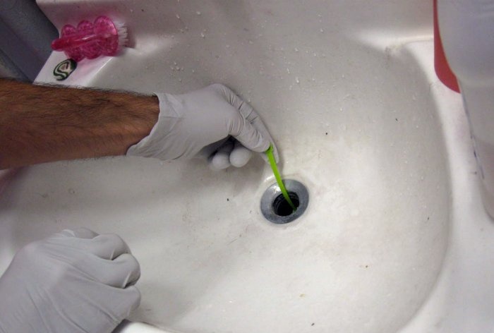 Rengøring af vask og badekars afløb med nylonbindere