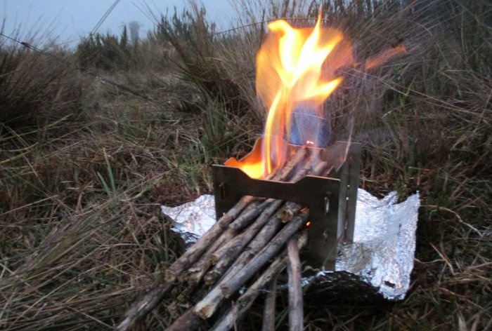 Hvordan lage en sammenleggbar lommekomfyr for campingmatlaging