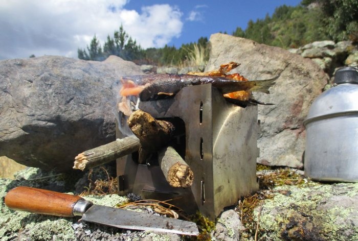 Hur man gör en hopfällbar vedspis för campingmatlagning