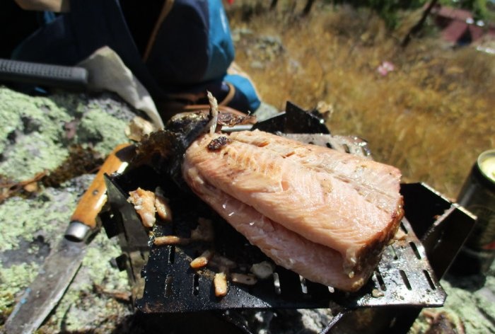 Hvordan lage en sammenleggbar lommekomfyr for campingmatlaging