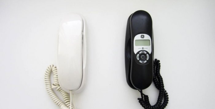 Um interfone simples feito com um par de telefones antigos com fio