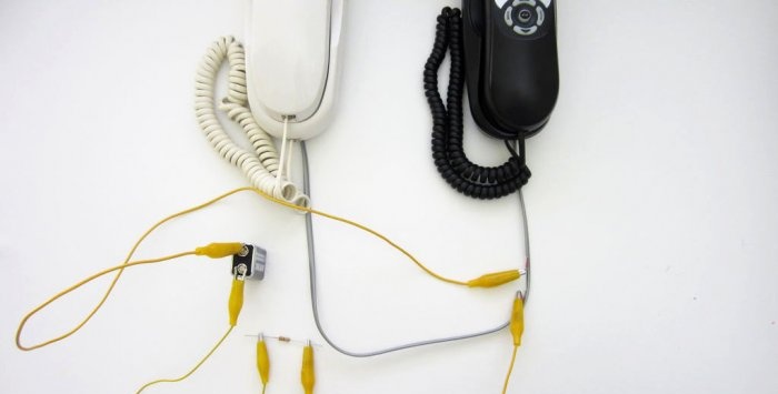 Um interfone simples feito com um par de telefones antigos com fio