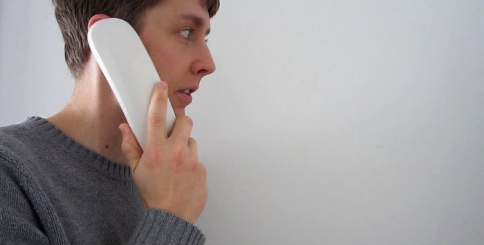 Um interfone simples feito com um par de telefones antigos com fio
