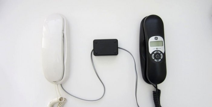 Um interfone simples feito com um par de telefones antigos com fio
