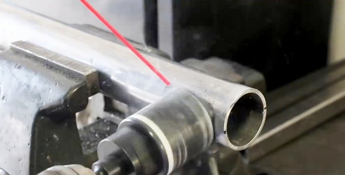 Comment réaliser facilement une coupe précise dans un tuyau