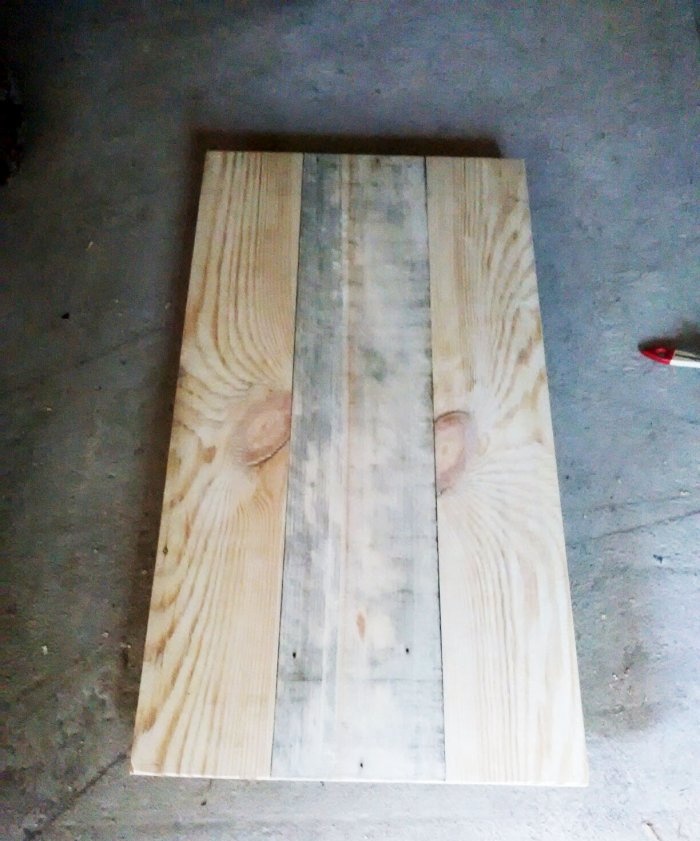 Taula de fusta amb suport de paret