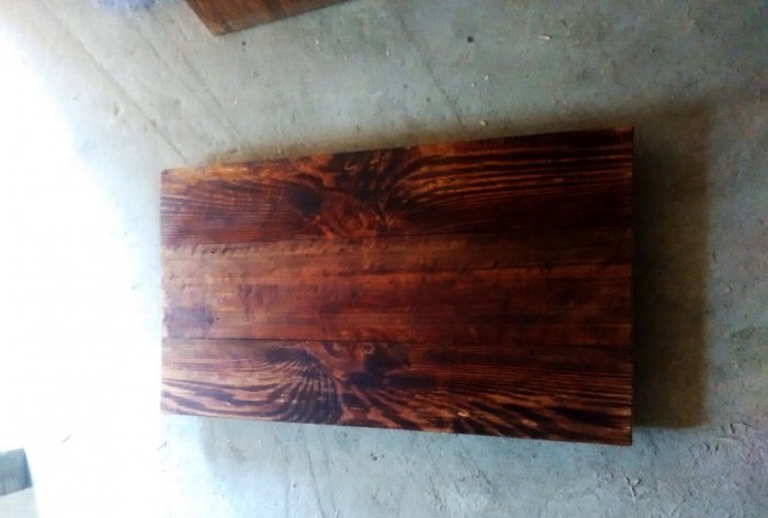 Taula de fusta amb suport de paret