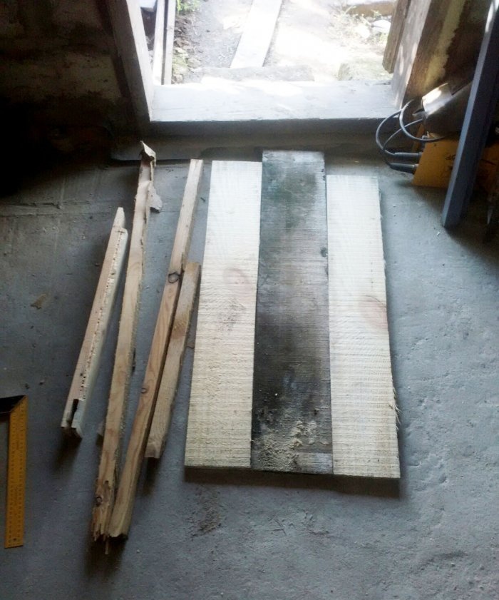 طاولة خشبية مع حامل حائط