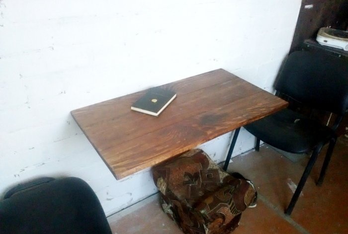 Дървена маса със стенен монтаж