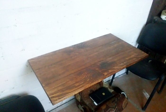 Table en bois avec support mural